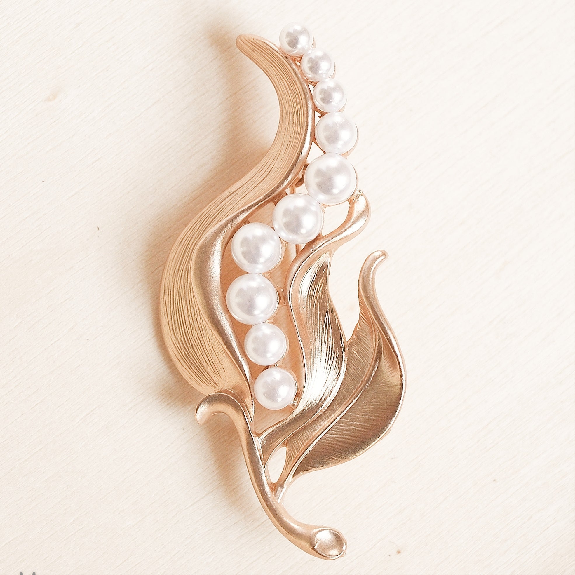 QueenMee Pearl Brooch Gold Pea