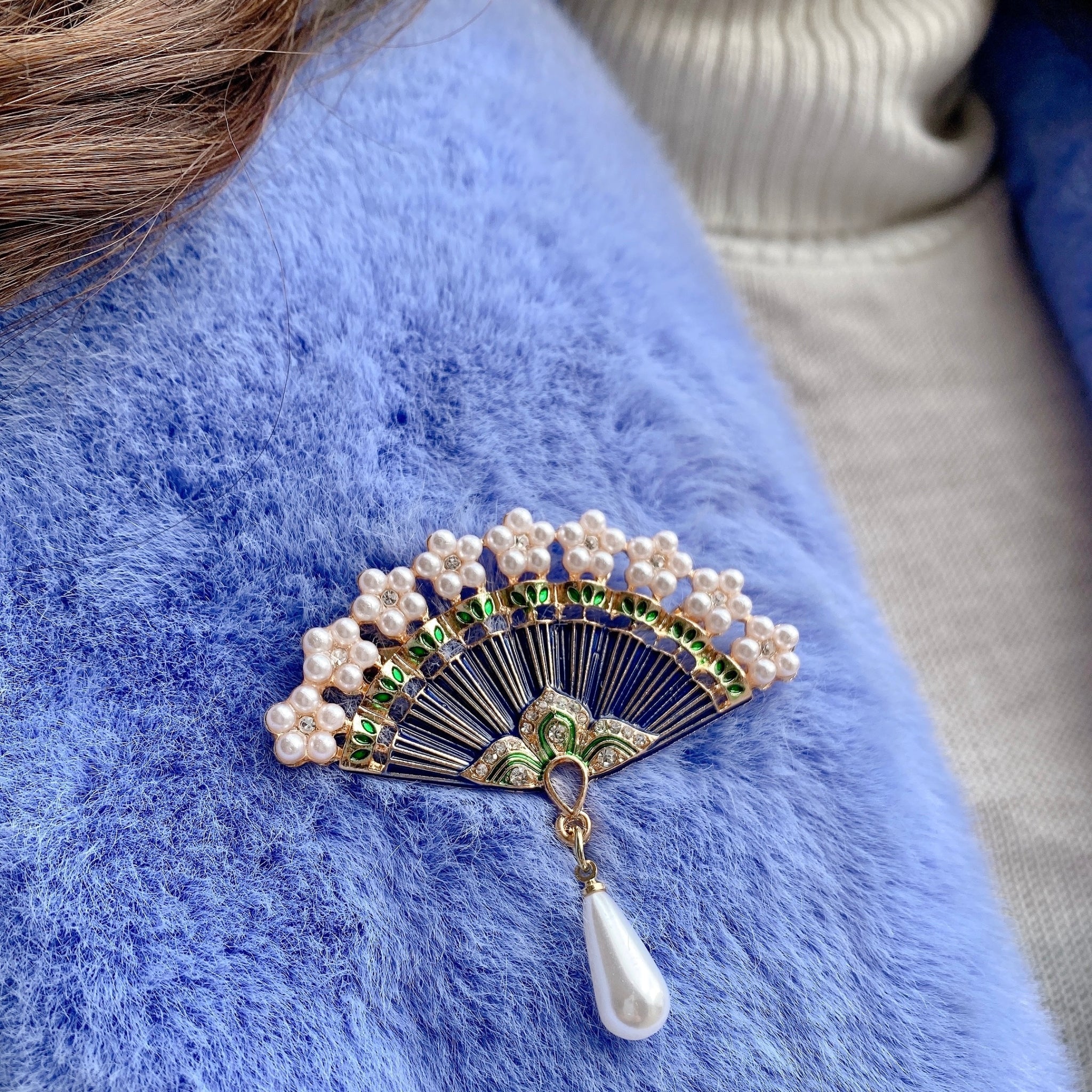 QueenMee Pearl Drop Brooch Fan