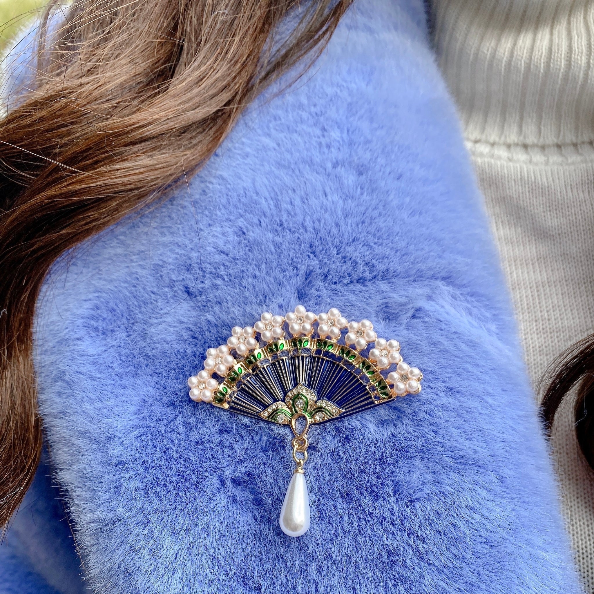 QueenMee Pearl Drop Brooch Fan